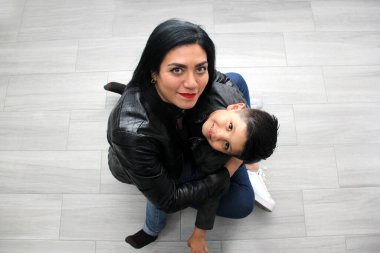 Latin anne ve 6 yaşındaki oğlu birlikte kaliteli zaman geçirerek anneler gününü kutluyorlar.