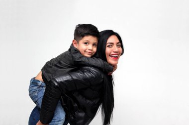 Latin anne ve 6 yaşındaki oğlu birlikte kaliteli zaman geçirerek anneler gününü kutluyorlar.