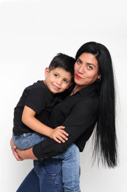 Latin anne ve 6 yaşındaki oğlu birlikte kaliteli zaman geçirerek anneler gününü kutluyorlar.