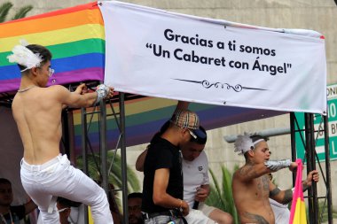 Mexico City, Mexico - 29 Haziran 2024: Onur Yürüyüşü, CDMX caddelerinde LGBTİ topluluğunun, lezbiyen, eşcinsel, biseksüel, trans ve interseksüel üyelerinin bir festival gösterisidir.