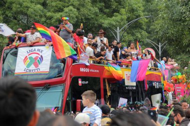 Mexico City, Mexico - 29 Haziran 2024: Onur Yürüyüşü, CDMX caddelerinde LGBTİ topluluğunun, lezbiyen, eşcinsel, biseksüel, trans ve interseksüel üyelerinin bir festival gösterisidir.