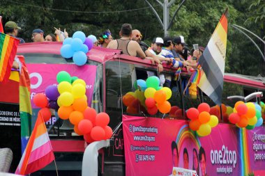 Mexico City, Mexico - 29 Haziran 2024: Onur Yürüyüşü, CDMX caddelerinde LGBTİ topluluğunun, lezbiyen, eşcinsel, biseksüel, trans ve interseksüel üyelerinin bir festival gösterisidir.