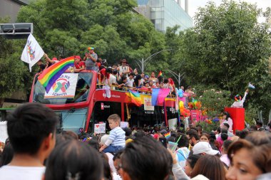 Mexico City, Mexico - 29 Haziran 2024: Onur Yürüyüşü, CDMX caddelerinde LGBTİ topluluğunun, lezbiyen, eşcinsel, biseksüel, trans ve interseksüel üyelerinin bir festival gösterisidir.