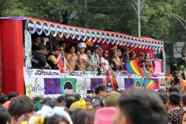 Mexico City, Mexico - 29 Haziran 2024: Onur Yürüyüşü, CDMX caddelerinde LGBTİ topluluğunun, lezbiyen, eşcinsel, biseksüel, trans ve interseksüel üyelerinin bir festival gösterisidir.