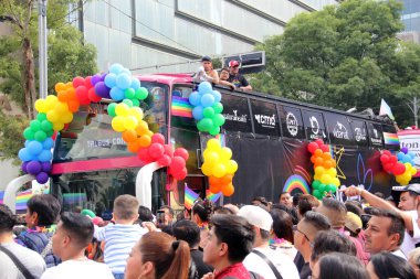 Mexico City, Mexico - 29 Haziran 2024: Onur Yürüyüşü, CDMX caddelerinde LGBTİ topluluğunun, lezbiyen, eşcinsel, biseksüel, trans ve interseksüel üyelerinin bir festival gösterisidir.
