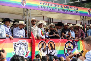 Mexico City, Mexico - 29 Haziran 2024: Onur Yürüyüşü, CDMX caddelerinde LGBTİ topluluğunun, lezbiyen, eşcinsel, biseksüel, trans ve interseksüel üyelerinin bir festival gösterisidir.