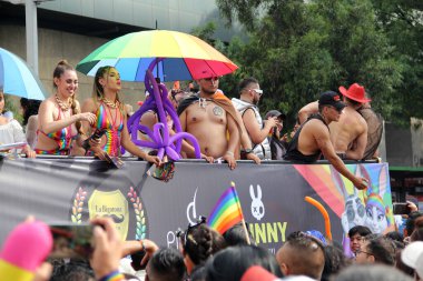 Mexico City, Mexico - 29 Haziran 2024: Onur Yürüyüşü, CDMX caddelerinde LGBTİ topluluğunun, lezbiyen, eşcinsel, biseksüel, trans ve interseksüel üyelerinin bir festival gösterisidir.