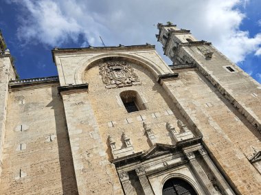 Merida, Yucatan, Meksika - 28 Ekim 2024: Merida 'nın merkezindeki San Ildefonso Katedrali, Meksika' nın en eskisi olan Yucatan 'ın başkenti