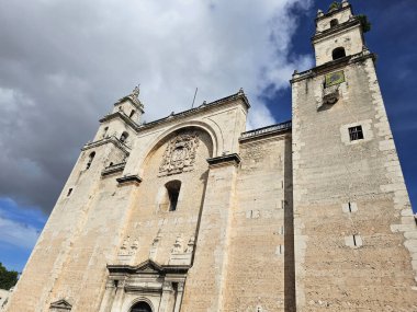 Merida, Yucatan, Meksika - 28 Ekim 2024: Merida 'nın merkezindeki San Ildefonso Katedrali, Meksika' nın en eskisi olan Yucatan 'ın başkenti