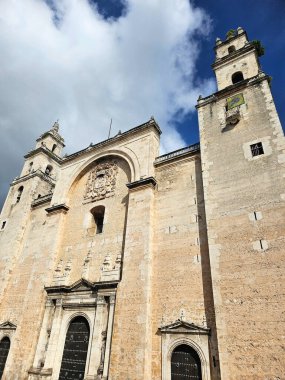 Merida, Yucatan, Meksika - 28 Ekim 2024: Merida 'nın merkezindeki San Ildefonso Katedrali, Meksika' nın en eskisi olan Yucatan 'ın başkenti