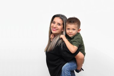 Boşanmış bekar anne ve 4 yaşındaki oğlu anneler gününü kutlamak için birlikte iyi vakit geçiriyorlar.