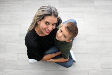 Boşanmış bekar anne ve 4 yaşındaki oğlu anneler gününü kutlamak için birlikte iyi vakit geçiriyorlar.