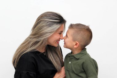 Boşanmış bekar anne ve 4 yaşındaki oğlu anneler gününü kutlamak için birlikte iyi vakit geçiriyorlar.