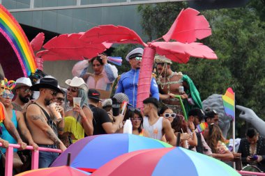 Mexico City, Mexico - 29 Haziran 2024: Onur Yürüyüşü, CDMX caddelerinde LGBTİ topluluğunun, lezbiyen, eşcinsel, biseksüel, trans ve interseksüel üyelerinin bir festival gösterisidir.