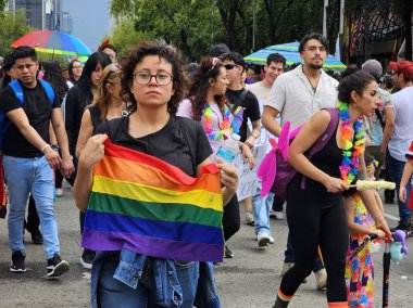 Mexico City, Mexico - 29 Haziran 2024: Onur Yürüyüşü, CDMX caddelerinde LGBTİ topluluğunun, lezbiyen, eşcinsel, biseksüel, trans ve interseksüel üyelerinin bir festival gösterisidir.