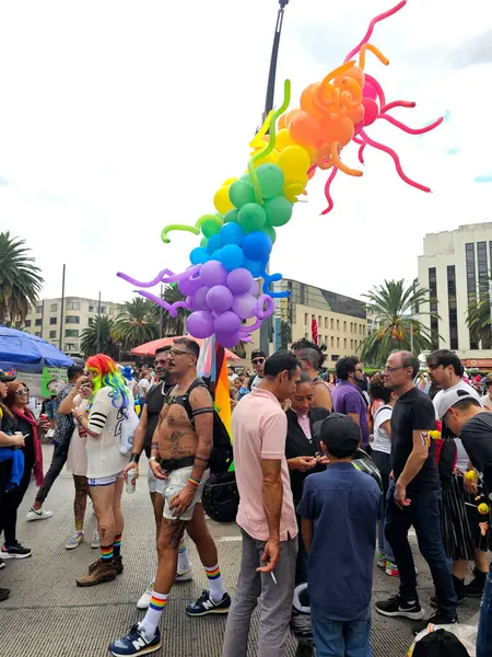 Mexico City, Mexico - 29 Haziran 2024: Onur Yürüyüşü, CDMX caddelerinde LGBTİ topluluğunun, lezbiyen, eşcinsel, biseksüel, trans ve interseksüel üyelerinin bir festival gösterisidir.