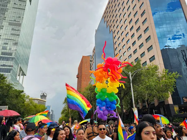 Mexico City, Mexico - 29 Haziran 2024: Onur Yürüyüşü, CDMX caddelerinde LGBTİ topluluğunun, lezbiyen, eşcinsel, biseksüel, trans ve interseksüel üyelerinin bir festival gösterisidir.