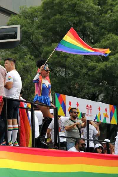 Mexico City, Mexico - 29 Haziran 2024: Onur Yürüyüşü, CDMX caddelerinde LGBTİ topluluğunun, lezbiyen, eşcinsel, biseksüel, trans ve interseksüel üyelerinin bir festival gösterisidir.