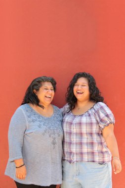 Boşanmış bekar anne ve 20 yaşındaki Latin kızı anneler gününü birlikte kutlamaktan mutluluk duyuyorlar.