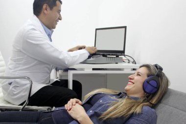 İşitsel uyarı potansiyelleri, işitme cihazları olan 30 yaşındaki bir kadın üzerinde yapılan nörofizyolojik bir test işitsel sistemin işlevini değerlendiriyor. 