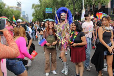 Mexico City, Mexico - 29 Haziran 2024: Onur Yürüyüşü, CDMX caddelerinde LGBTİ topluluğunun, lezbiyen, eşcinsel, biseksüel, trans ve interseksüel üyelerinin bir festival gösterisidir.
