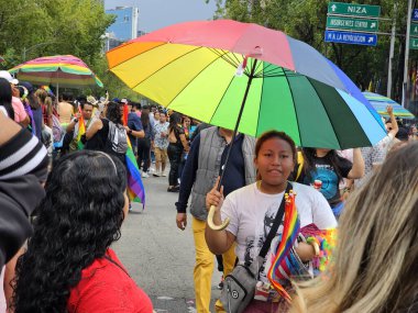 Mexico City, Mexico - 29 Haziran 2024: Onur Yürüyüşü, CDMX caddelerinde LGBTİ topluluğunun, lezbiyen, eşcinsel, biseksüel, trans ve interseksüel üyelerinin bir festival gösterisidir.