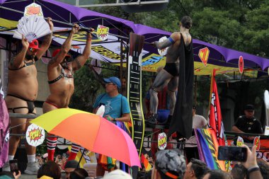 Mexico City, Mexico - 29 Haziran 2024: Onur Yürüyüşü, CDMX caddelerinde LGBTİ topluluğunun, lezbiyen, eşcinsel, biseksüel, trans ve interseksüel üyelerinin bir festival gösterisidir.