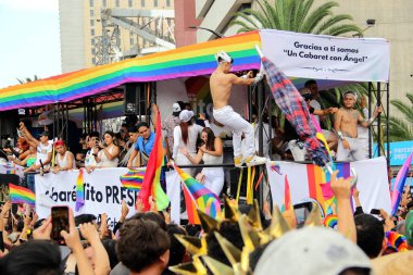 Mexico City, Mexico - 29 Haziran 2024: Onur Yürüyüşü, CDMX caddelerinde LGBTİ topluluğunun, lezbiyen, eşcinsel, biseksüel, trans ve interseksüel üyelerinin bir festival gösterisidir.