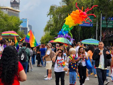 Mexico City, Mexico - 29 Haziran 2024: Onur Yürüyüşü, CDMX caddelerinde LGBTİ topluluğunun, lezbiyen, eşcinsel, biseksüel, trans ve interseksüel üyelerinin bir festival gösterisidir.