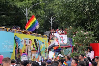 Mexico City, Mexico - 29 Haziran 2024: Onur Yürüyüşü, CDMX caddelerinde LGBTİ topluluğunun, lezbiyen, eşcinsel, biseksüel, trans ve interseksüel üyelerinin bir festival gösterisidir.