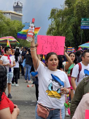 Mexico City, Mexico - 29 Haziran 2024: Onur Yürüyüşü, CDMX caddelerinde LGBTİ topluluğunun, lezbiyen, eşcinsel, biseksüel, trans ve interseksüel üyelerinin bir festival gösterisidir.