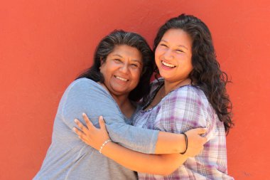 50 yaşında boşanmış bekar bir anne ve 20 yaşındaki Latin kızı anneler gününü kutlamak için sevgilerini gösterip birlikte vakit geçiriyorlar.