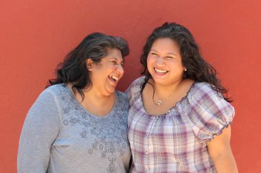 50 yaşında boşanmış bekar bir anne ve 20 yaşındaki Latin kızı anneler gününü kutlamak için sevgilerini gösterip birlikte vakit geçiriyorlar.