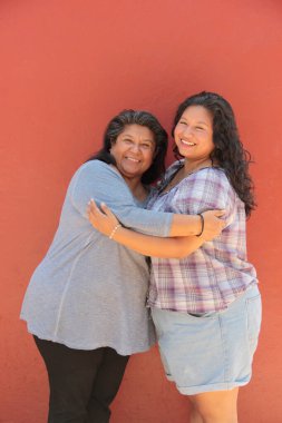 50 yaşında boşanmış bekar bir anne ve 20 yaşındaki Latin kızı anneler gününü kutlamak için sevgilerini gösterip birlikte vakit geçiriyorlar.