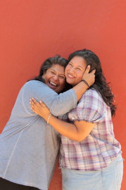 50 yaşında boşanmış bekar bir anne ve 20 yaşındaki Latin kızı anneler gününü kutlamak için sevgilerini gösterip birlikte vakit geçiriyorlar.