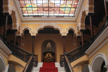 Lima, Peru - 13 Mar 2017: Peru 'daki Lima Meydanı' nda Başpiskoposluk Sarayı, başpiskoposların resmi konutu, merdiven ve tabloları olan bir neokoloni binası,