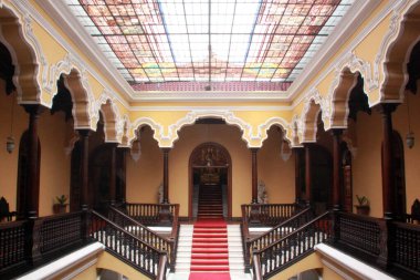 Lima, Peru - 13 Mar 2017: Peru 'daki Lima Meydanı' nda Başpiskoposluk Sarayı, başpiskoposların resmi konutu, merdiven ve tabloları olan bir neokoloni binası,