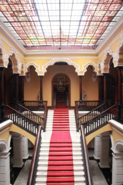 Lima, Peru - 13 Mar 2017: Peru 'daki Lima Meydanı' nda Başpiskoposluk Sarayı, başpiskoposların resmi konutu, merdiven ve tabloları olan bir neokoloni binası,