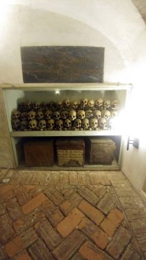 Lima, Peru - 13 Mart 2017: Tarihsel figürlerin Lima Katedrali, Peru 'daki Tarih Merkezi Plaza de Armas' da durduğu mahzenler