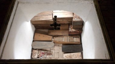 Lima, Peru - 13 Mart 2017: Tarihsel figürlerin Lima Katedrali, Peru 'daki Tarih Merkezi Plaza de Armas' da durduğu mahzenler