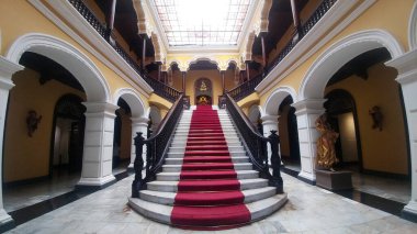 Lima, Peru - 13 Mar 2017: Peru 'daki Lima Meydanı' nda Başpiskoposluk Sarayı, başpiskoposların resmi konutu, merdiven ve tabloları olan bir neokoloni binası,