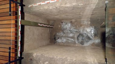 Lima, Peru - 13 Mart 2017: Tarihsel figürlerin Lima Katedrali, Peru 'daki Tarih Merkezi Plaza de Armas' da durduğu mahzenler