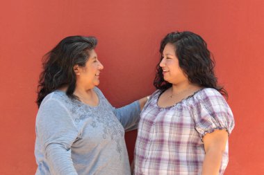 Boşanmış bekar anne ve 20 yaşındaki Latin kızı anneler gününü birlikte kutlamaktan mutluluk duyuyorlar.