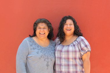 Boşanmış bekar anne ve 20 yaşındaki Latin kızı anneler gününü birlikte kutlamaktan mutluluk duyuyorlar.