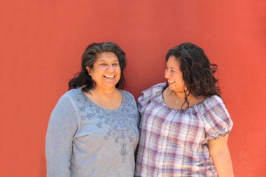 Boşanmış bekar anne ve 20 yaşındaki Latin kızı anneler gününü birlikte kutlamaktan mutluluk duyuyorlar.