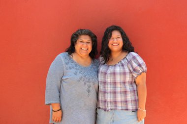 Boşanmış bekar anne ve 20 yaşındaki Latin kızı anneler gününü birlikte kutlamaktan mutluluk duyuyorlar.