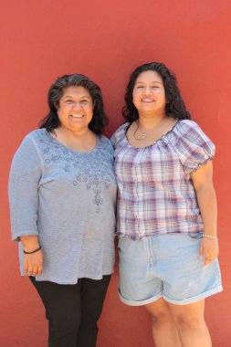 Boşanmış bekar anne ve 20 yaşındaki Latin kızı anneler gününü birlikte kutlamaktan mutluluk duyuyorlar.