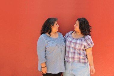 Boşanmış bekar anne ve 20 yaşındaki Latin kızı anneler gününü birlikte kutlamaktan mutluluk duyuyorlar.