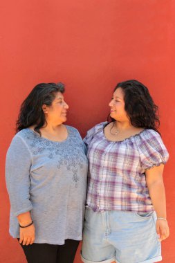 Boşanmış bekar anne ve 20 yaşındaki Latin kızı anneler gününü birlikte kutlamaktan mutluluk duyuyorlar.