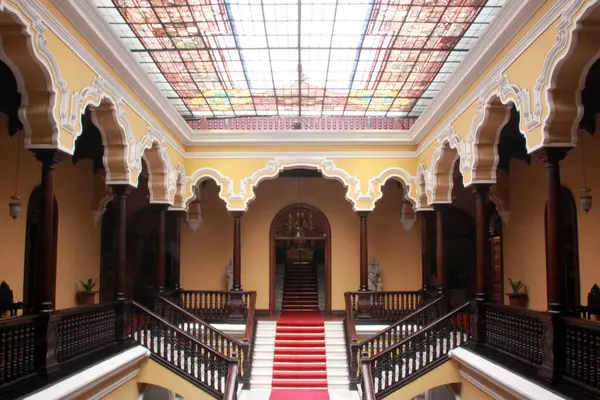 Lima, Peru - 13 Mar 2017: Peru 'daki Lima Meydanı' nda Başpiskoposluk Sarayı, başpiskoposların resmi konutu, merdiven ve tabloları olan bir neokoloni binası,